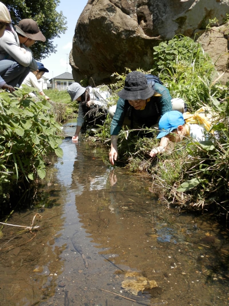 「ししいし」の下で川遊び
