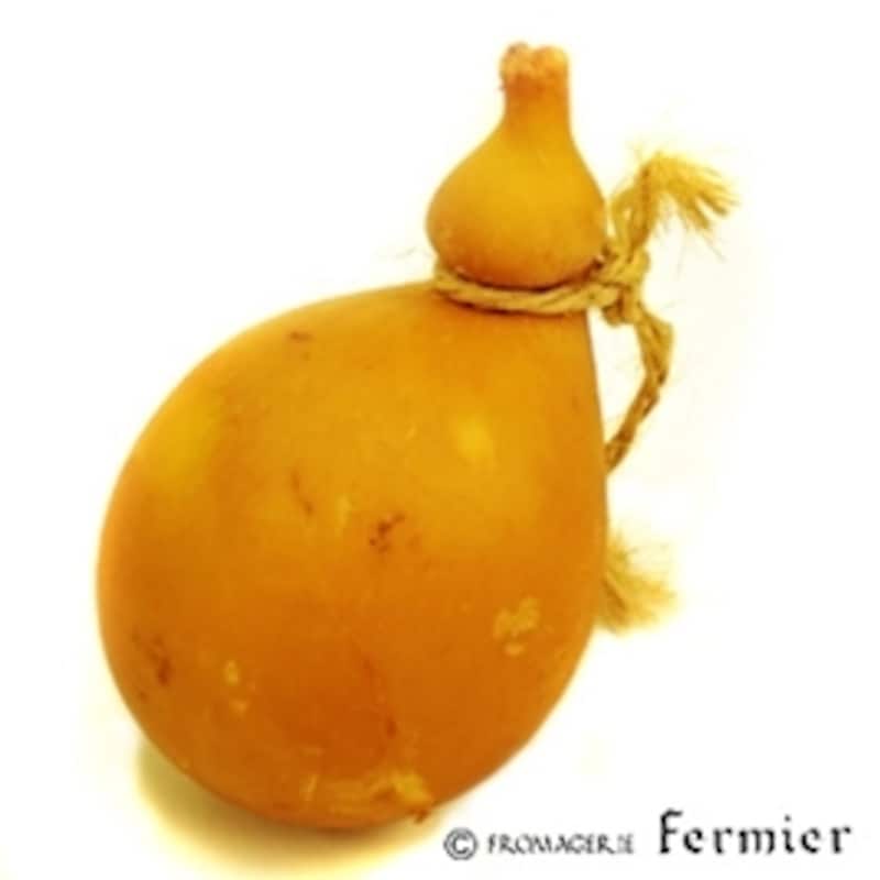 カチカヴァッロ・シラーノ・アッフミカート。スモークした分、色も濃くなる。