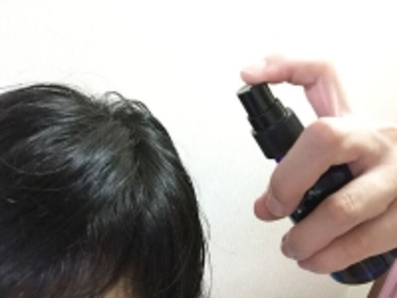 髪を湿らせます