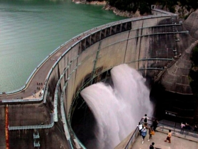 絶景!高さ186mを誇る黒部ダムの迫力がすごい [黒部・立山の観光・旅行