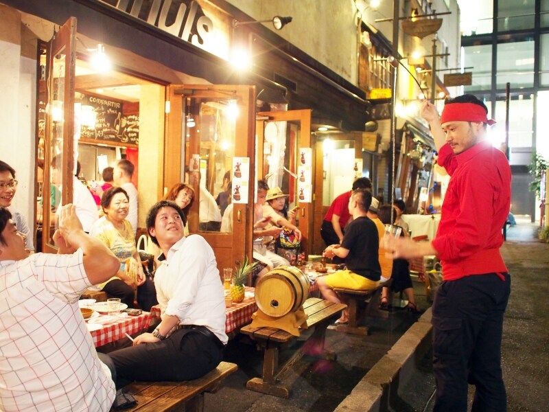 シェリーを樽からベネンシア(細長い柄杓)で汲み上げ注ぐパフォーマンス