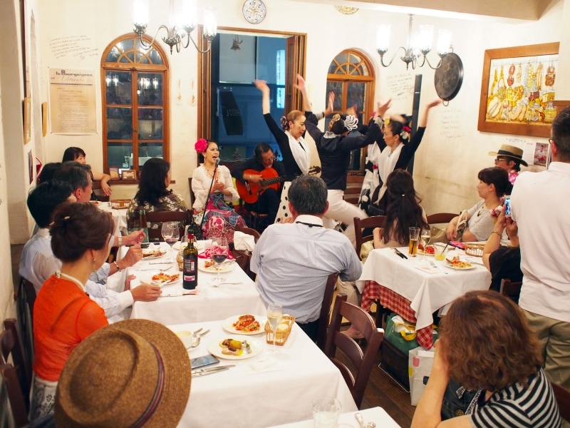 フラメンコを間近で見ながら、シェフ特製のスペシャルコースに舌鼓