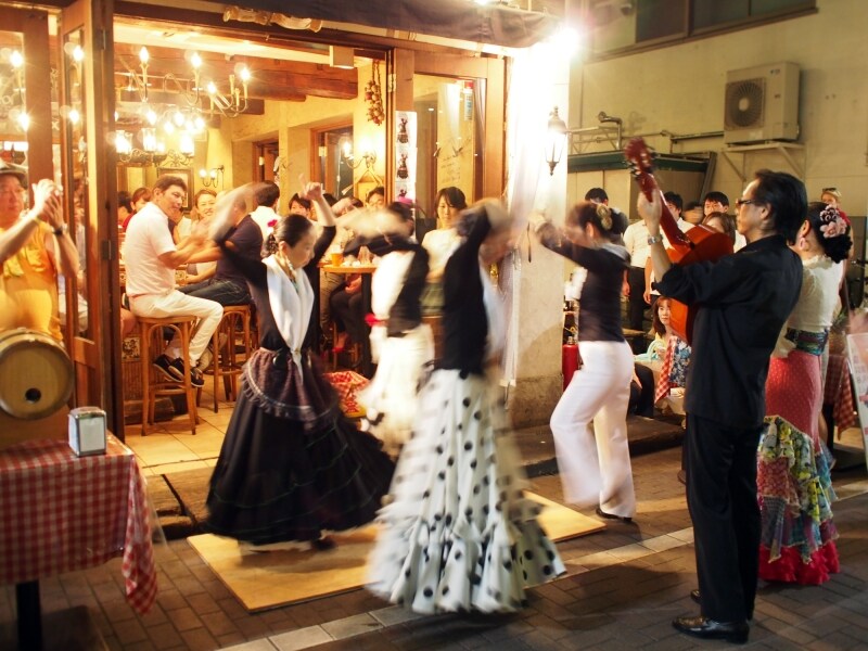 フラメンコダンサーが店先でショーを繰り広げるサプライズ