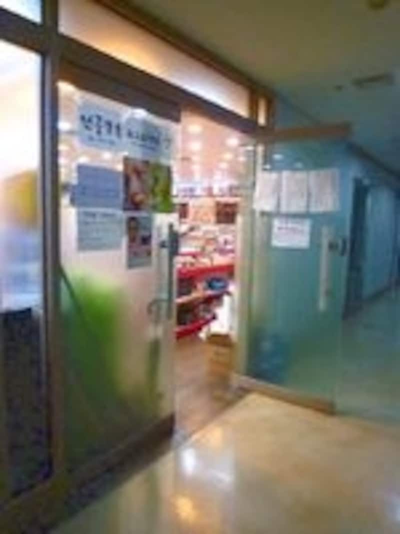外観は地味だけれど、店内は華やかな品揃え! お土産用にもちょうどいいアイテムが揃ってます