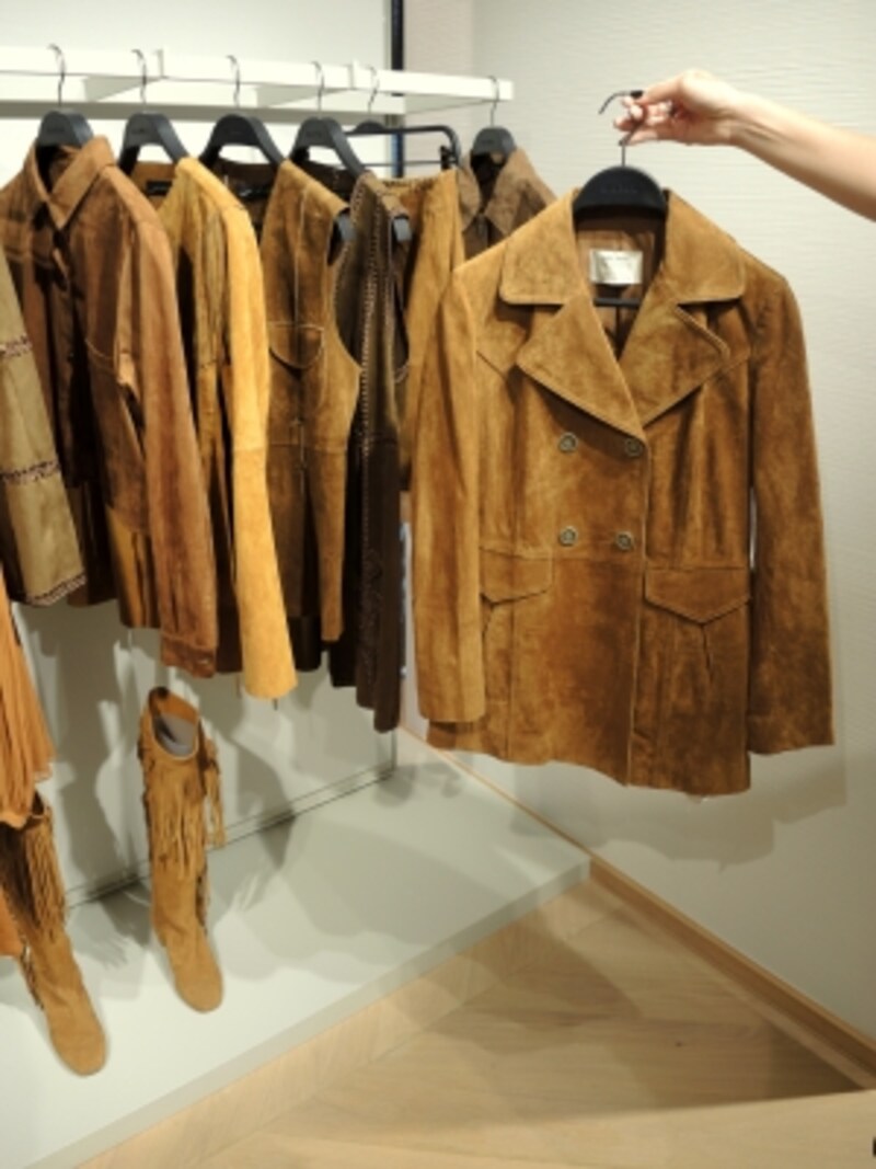 マスタードカラーのジャケットも今年ならでは