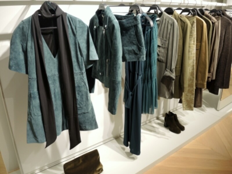 ブルースエードはボヘミアン過ぎず洗練された印象に