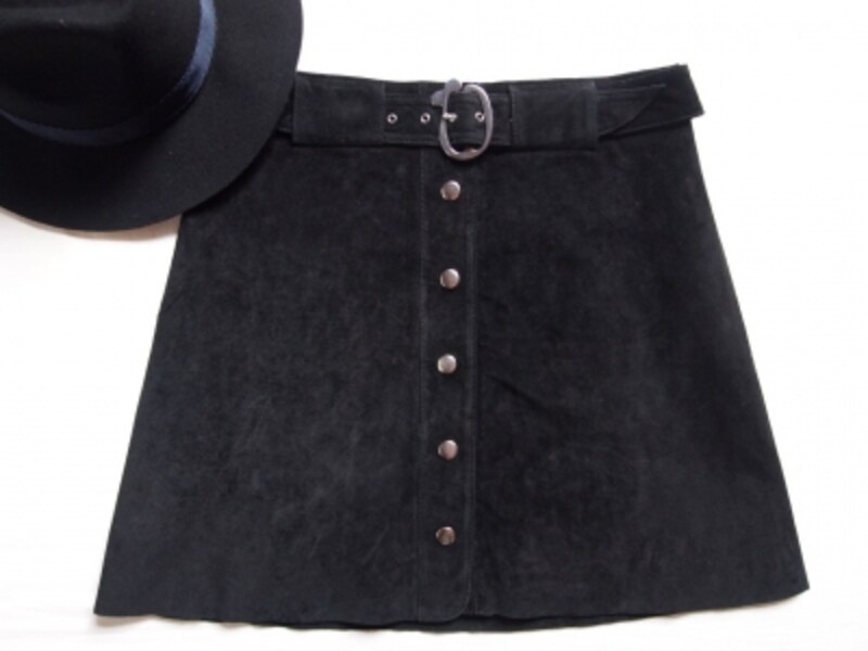 ZARAのブラックスエードスカート。９９９０円。