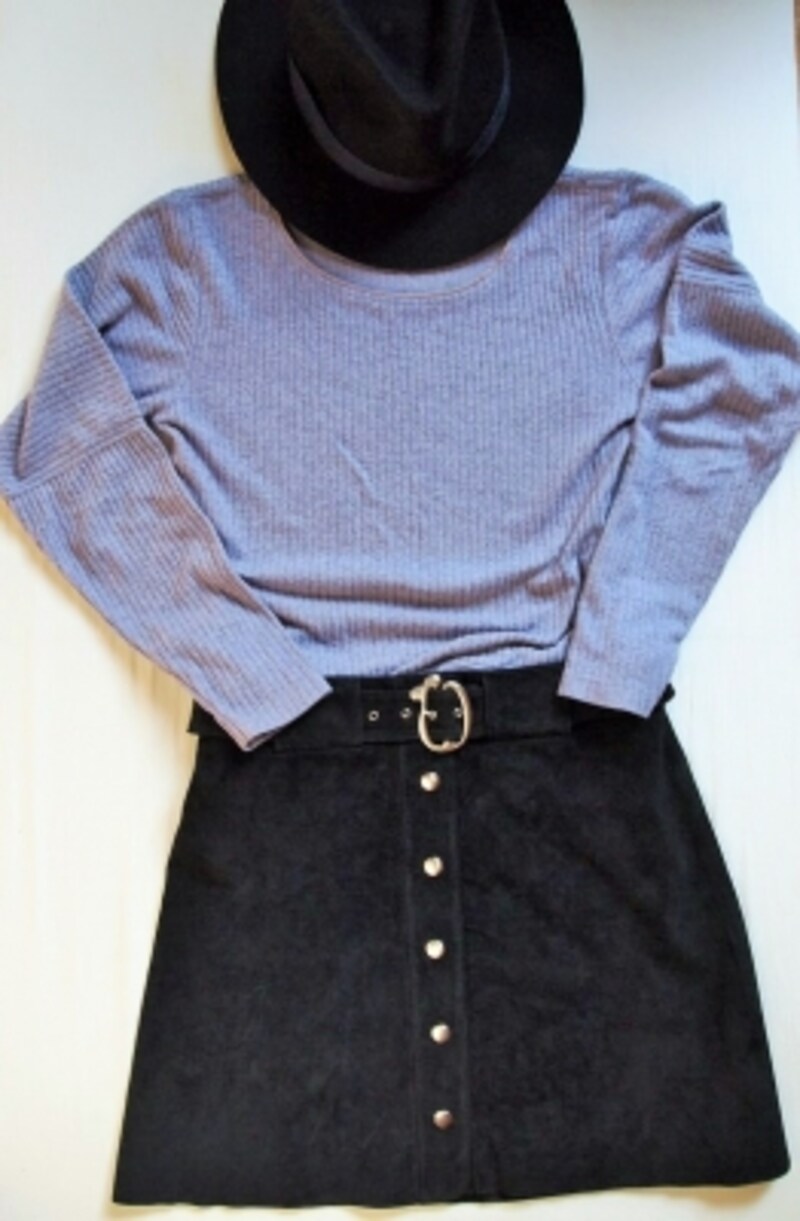 スエードスカートにハットは相性抜群