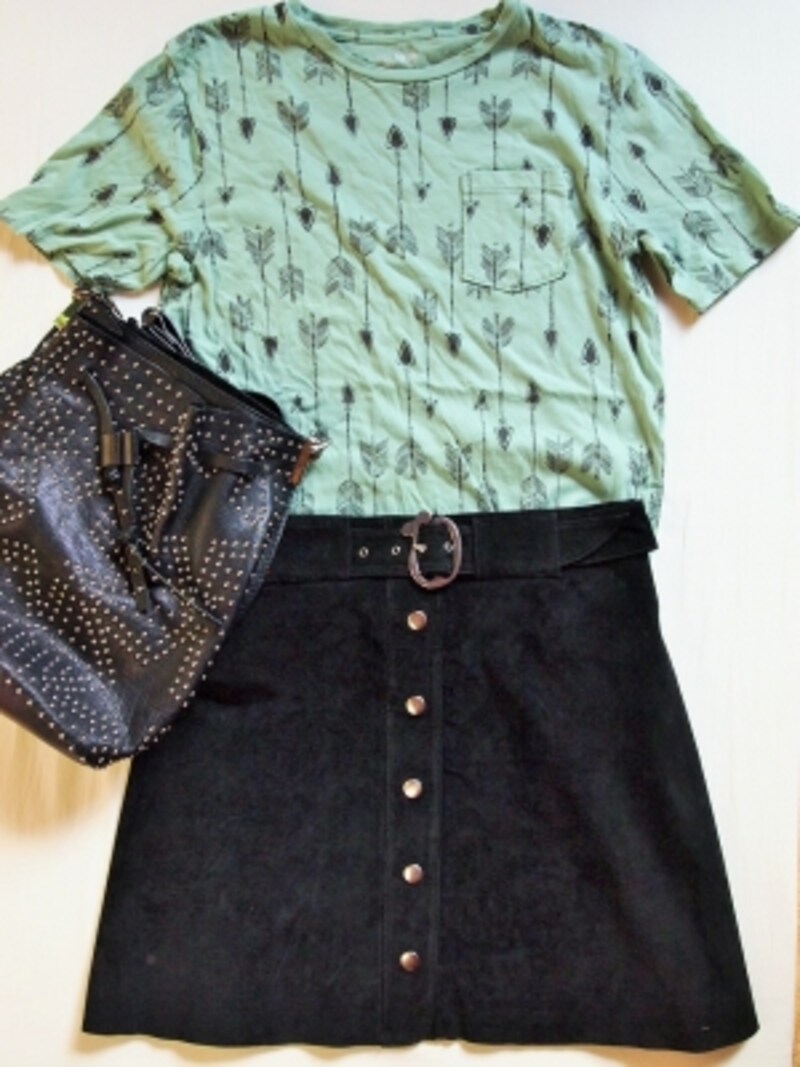 雰囲気の合ったプリントTシャツをインナーに