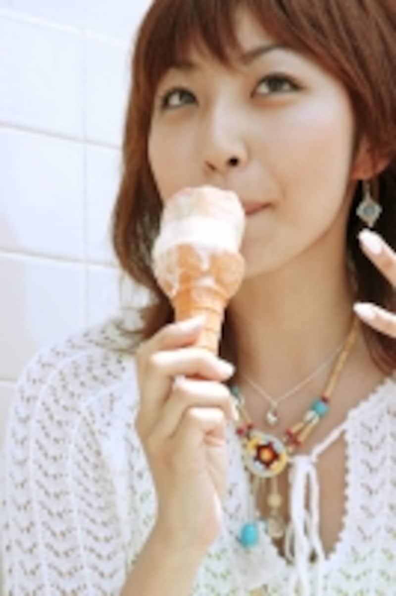 アイスを食べている女性