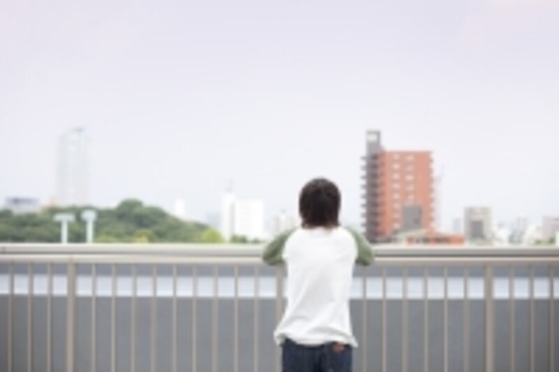 一人でたたずむ男性