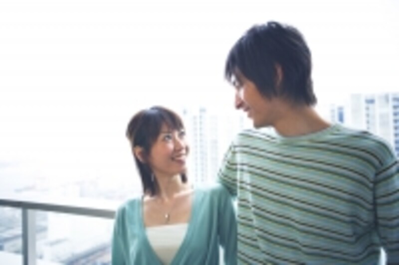 見つめ合う男女