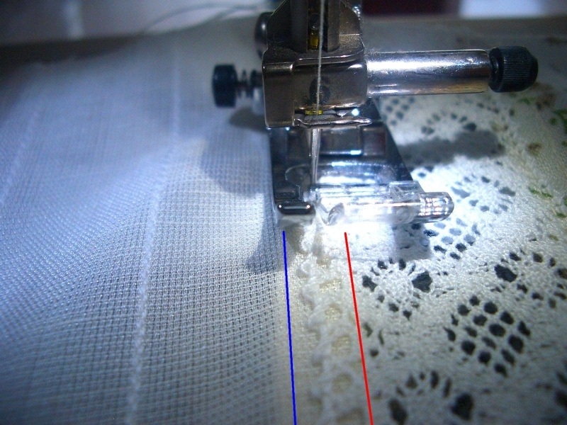 レースの縫い位置