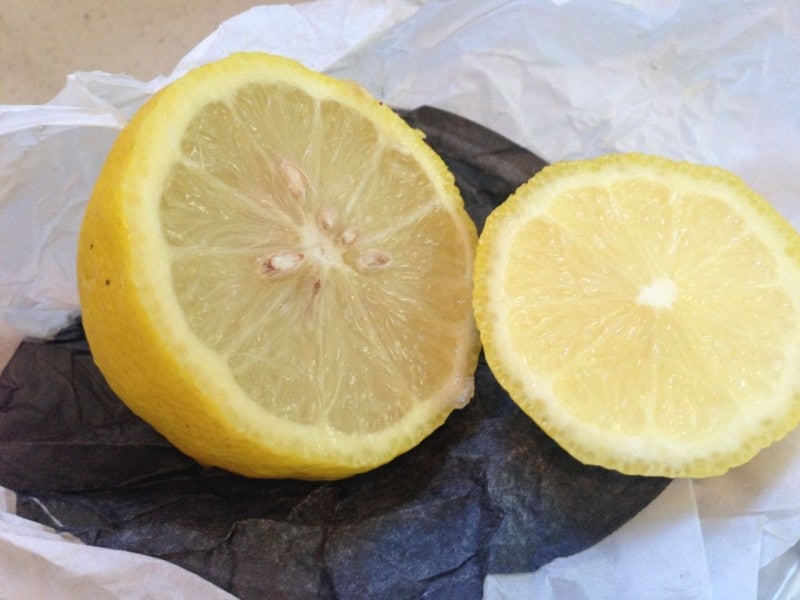 黄ばみの落とし方1：レモンの酸が、衣類に残った皮脂などアルカリ性の汚れを分解してくれます