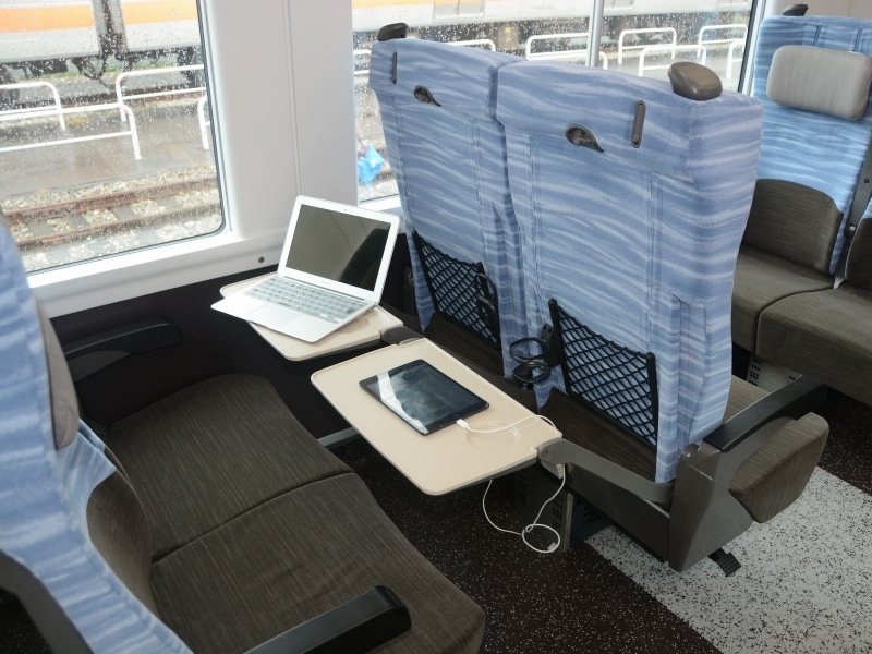 全座席にコンセントがついて便利だ