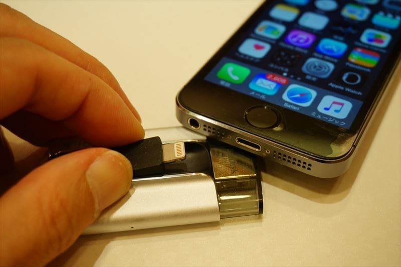 Lightning端子と標準USB端子を装備