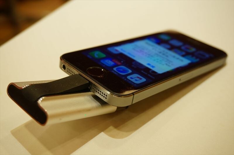 iPhoneのLightning口に直接挿すことができます
