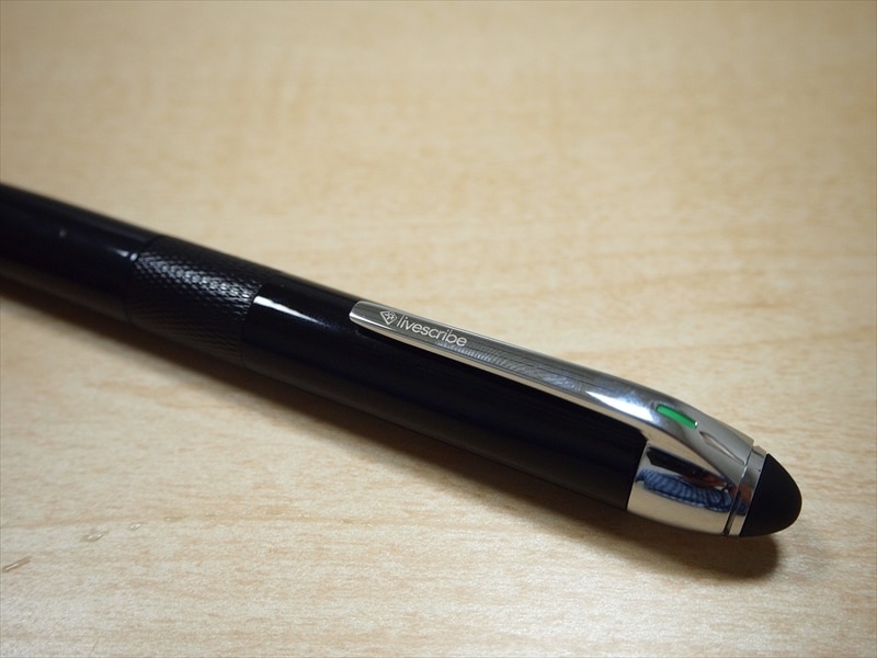 ペン先を出すことでランプが点灯して電源オン