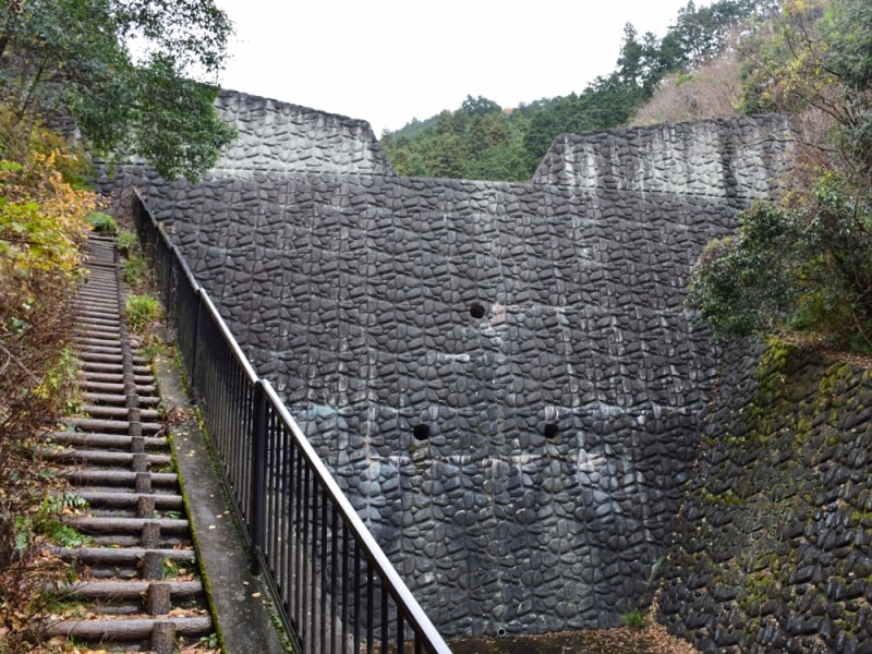 周囲を圧倒するような存在感を示す砂防ダム