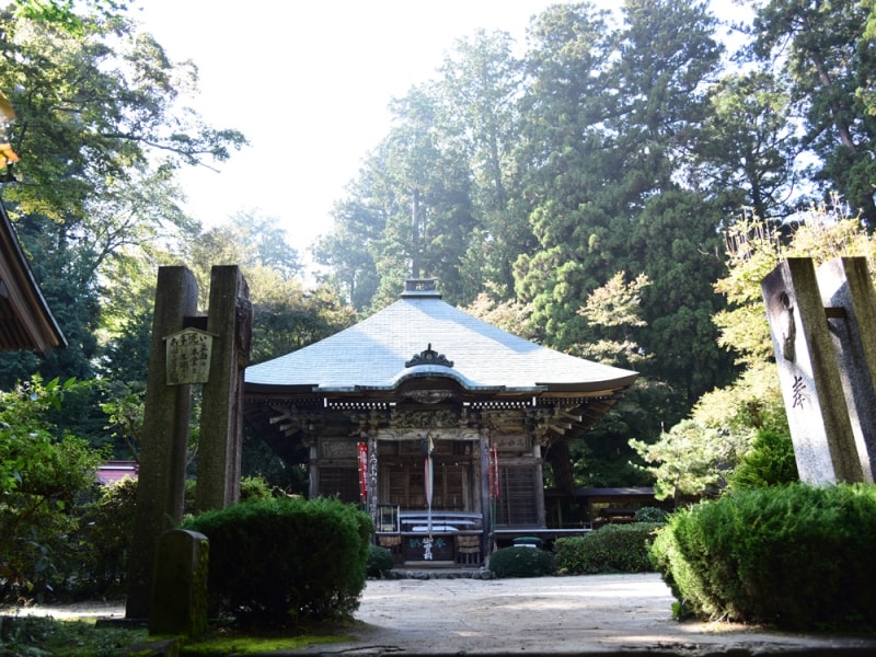 高水山の頂上付近にある常福院龍学寺