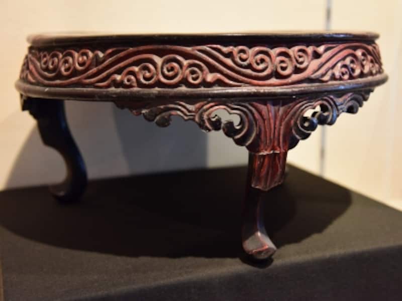 鎌倉彫資料館の所蔵品の中で最も古い作品「屈輪文三足卓(ぐりもんさんそくしょく)」。室町時代の作品