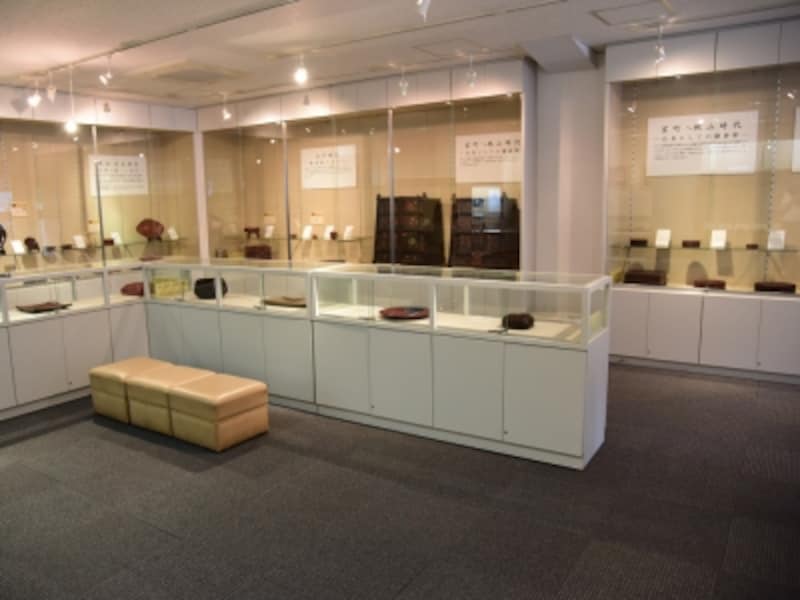 鎌倉彫会館1階の鎌倉彫資料館。様々な鎌倉彫の作品が展示されています