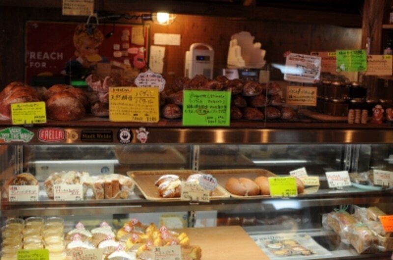冷蔵ショウケースにはケーキやお総菜、サンドイッチも