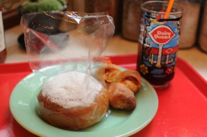 カスタードクリームパンとチリマスタードベーコンエピ