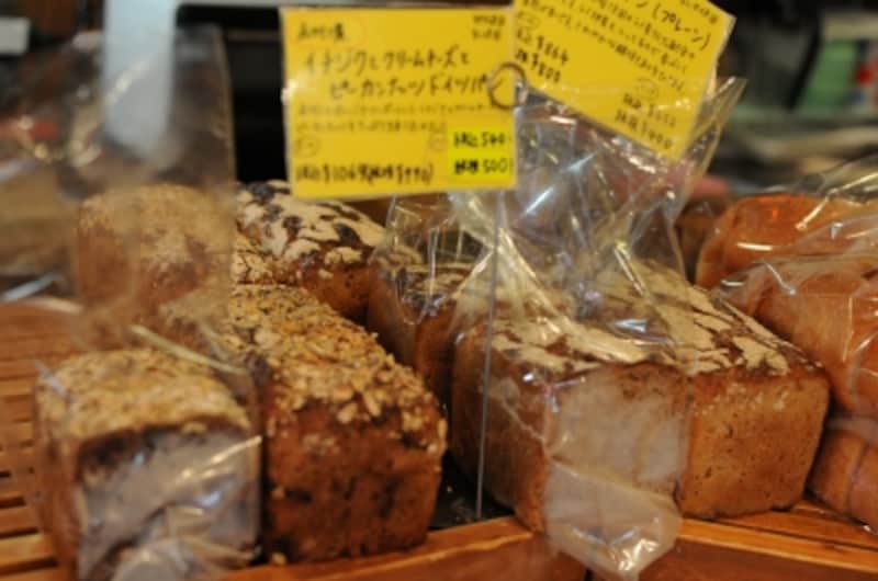 ライ麦は70％のドイツパンには、フルーツやナッツやチョコレートなどもふんだんに混ぜ込む