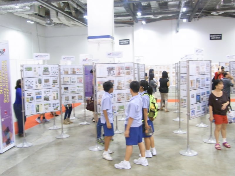 国際切手展会場の作品を見る地元の子どもたち