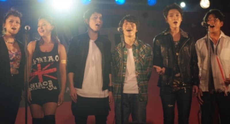 製作発表で「Seasons of Love」を歌うユナクさんらキャスト(C)Matsushima