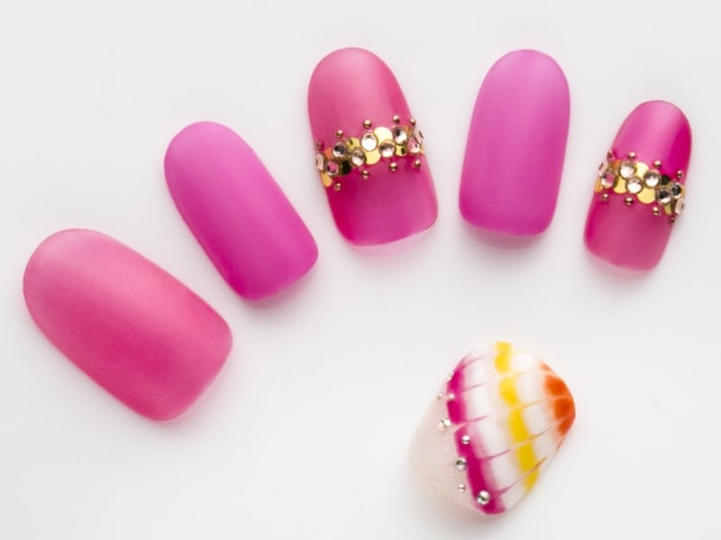 ストーンはゴールド単色でシンプルに