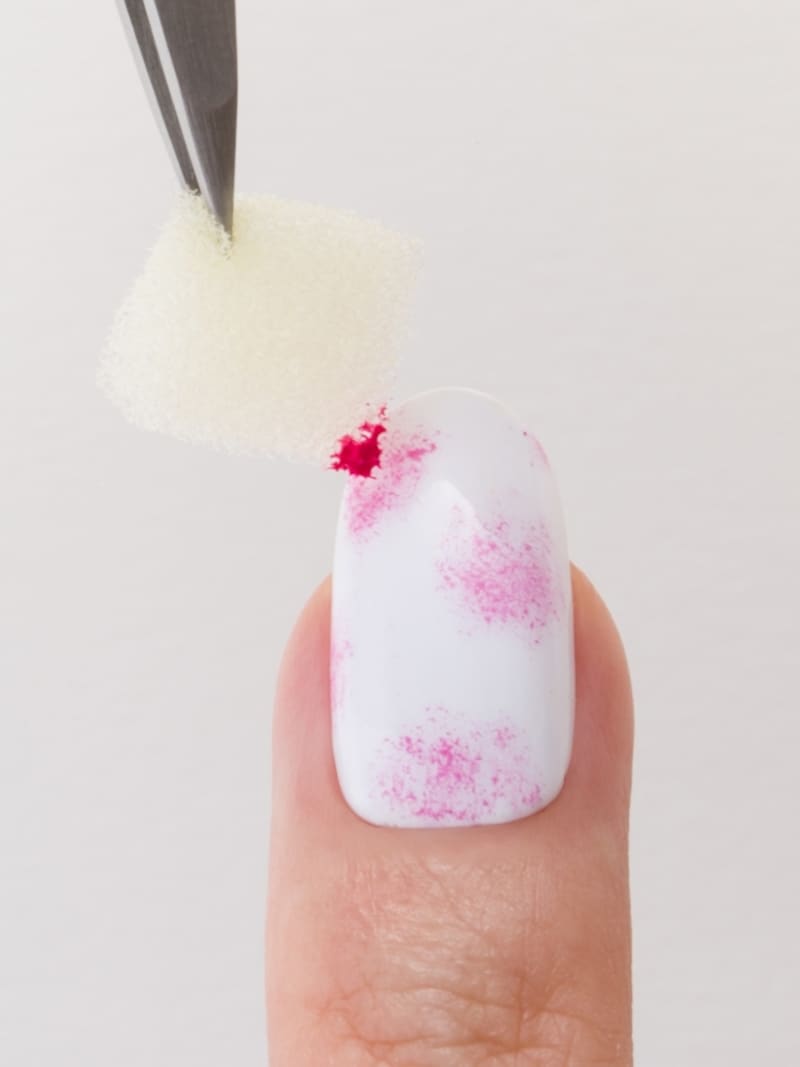 付ける量はスポンジの先に少しでOK