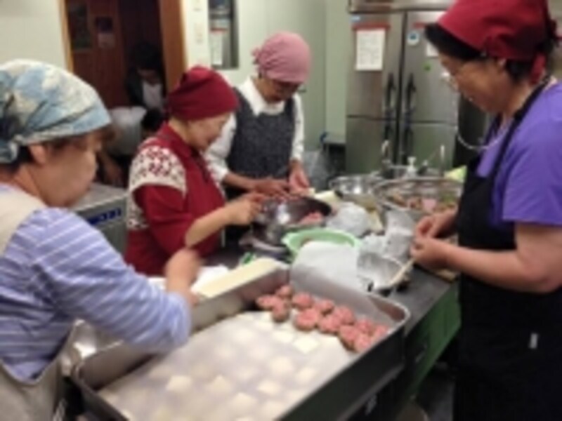 地域の食材を使ったハレの日料理を作るお母さんたち（東京都・奥多摩小河内）