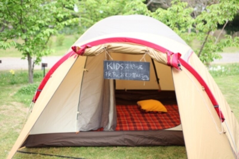 テントはゲストの授乳室やこどもが遊べるスペースに（兵庫県・淡路島） 撮影：佐藤いつか