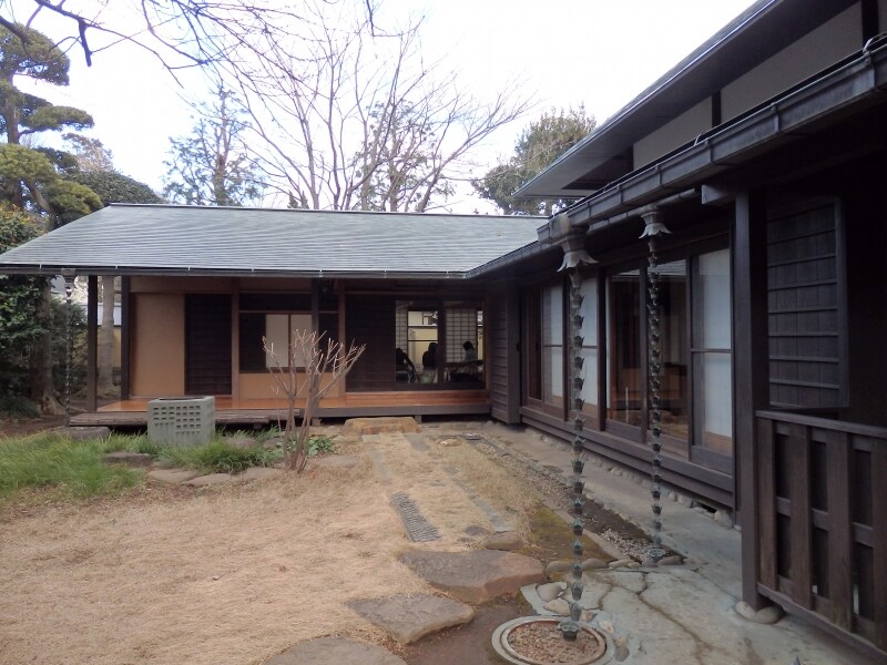 盆栽四季の家に建つ落ち着いた雰囲気の木造建築