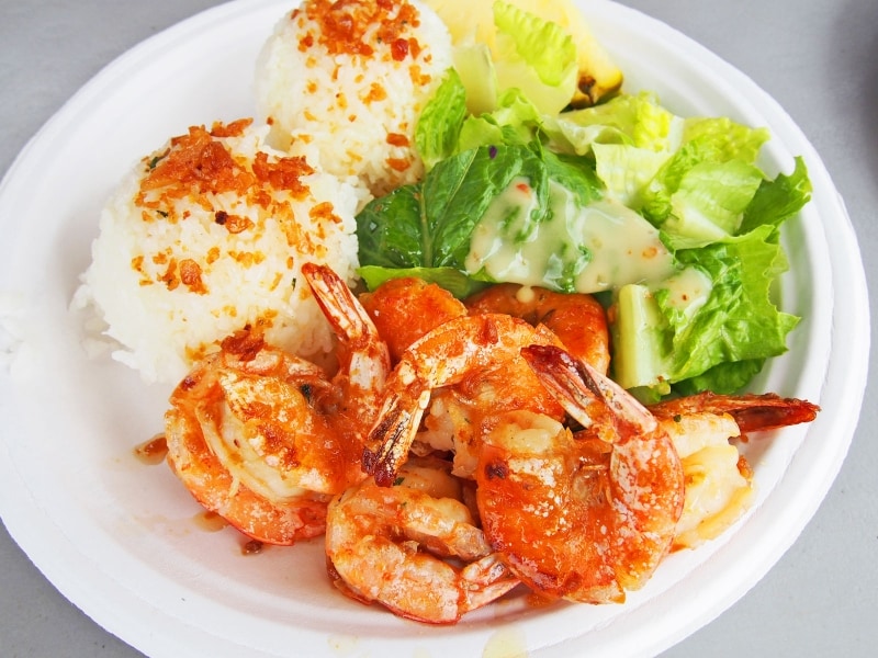 一番人気メニューのバターガーリック。手づかみで豪快に食べよう!