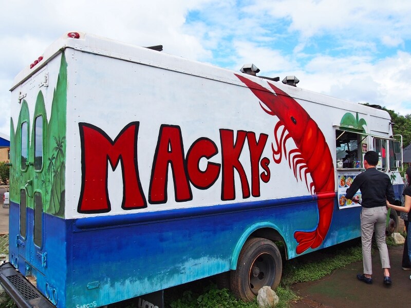 真っ赤なエビの絵が目を引くマッキーズのトラック