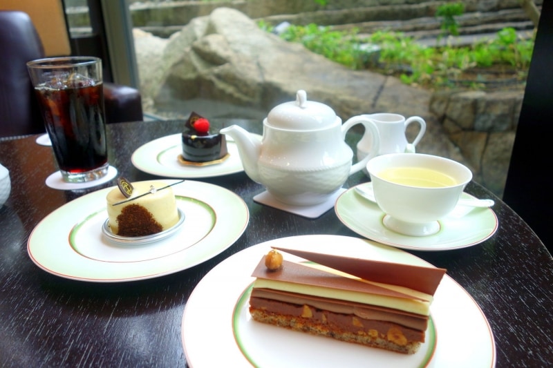 ビター、ミルク、ホワイトのチョコレートケーキです。