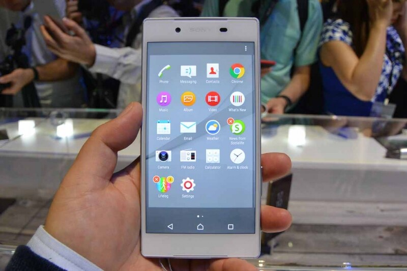 「Xperia Z5」を手に持ったイメージ。CPUはSnapdragon 810のオクタコアで、メモリが3GBとなっています。