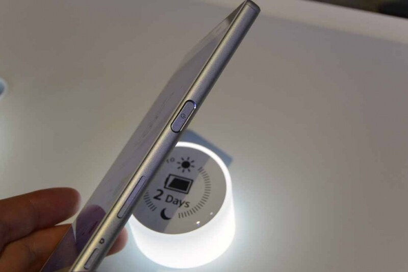 右サイドにある電源ボタンが、これまでより幅広かつ平らになりました。