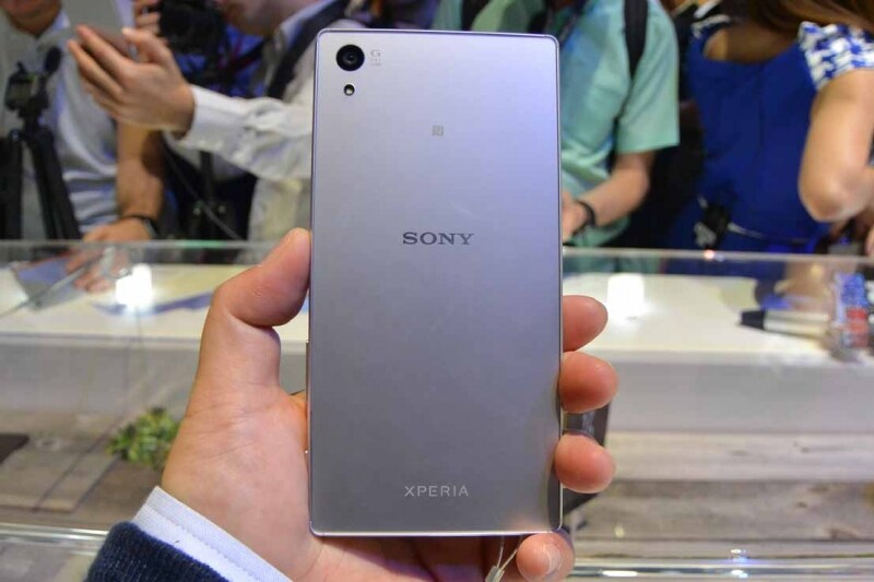 こちらが背面。少しわかりにくいですが、マットな加工で指紋がつきにくくなっています。