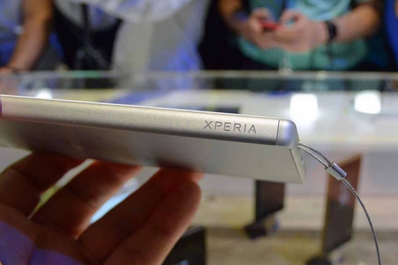 サイドには「XPERIA」のロゴも追加されています。プリントではなく金属に刻印されているので、なかなか高級感があります。