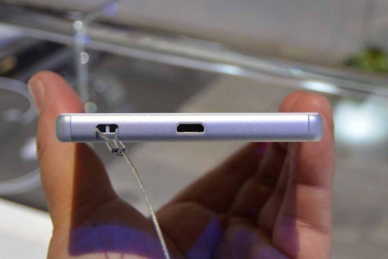 microUSBとヘッドフォン端子にコネクタカバーのない、キャップレス防水となっています。