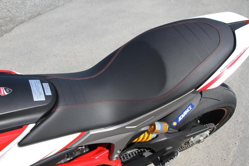 平たい部分が広いため、足が外に開いてがに股になり、結果的に足着きが悪くなる。日本人に合った細身のシートになれば言うことなし