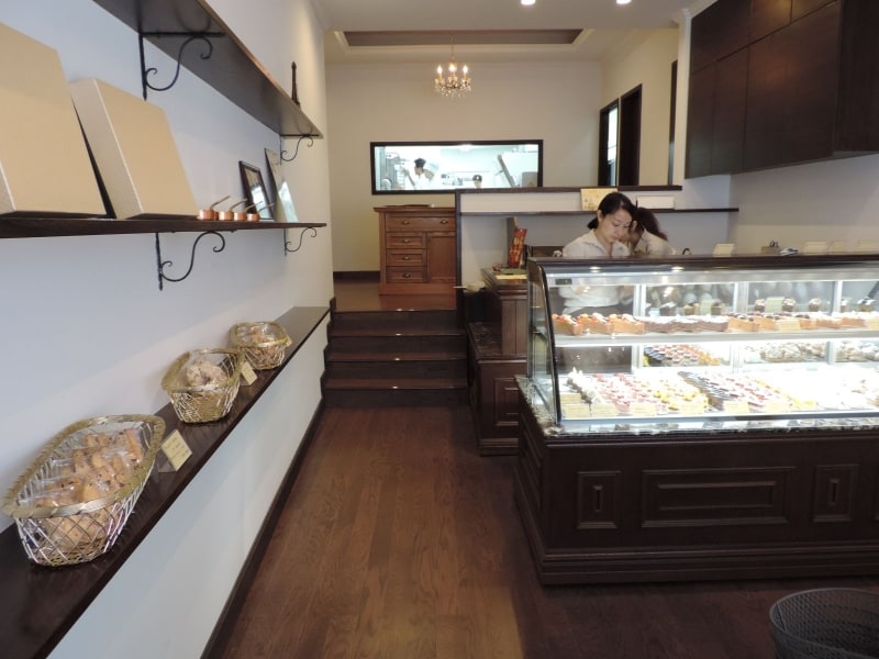 「アヴランシュ・ゲネー」の店内とショーケース