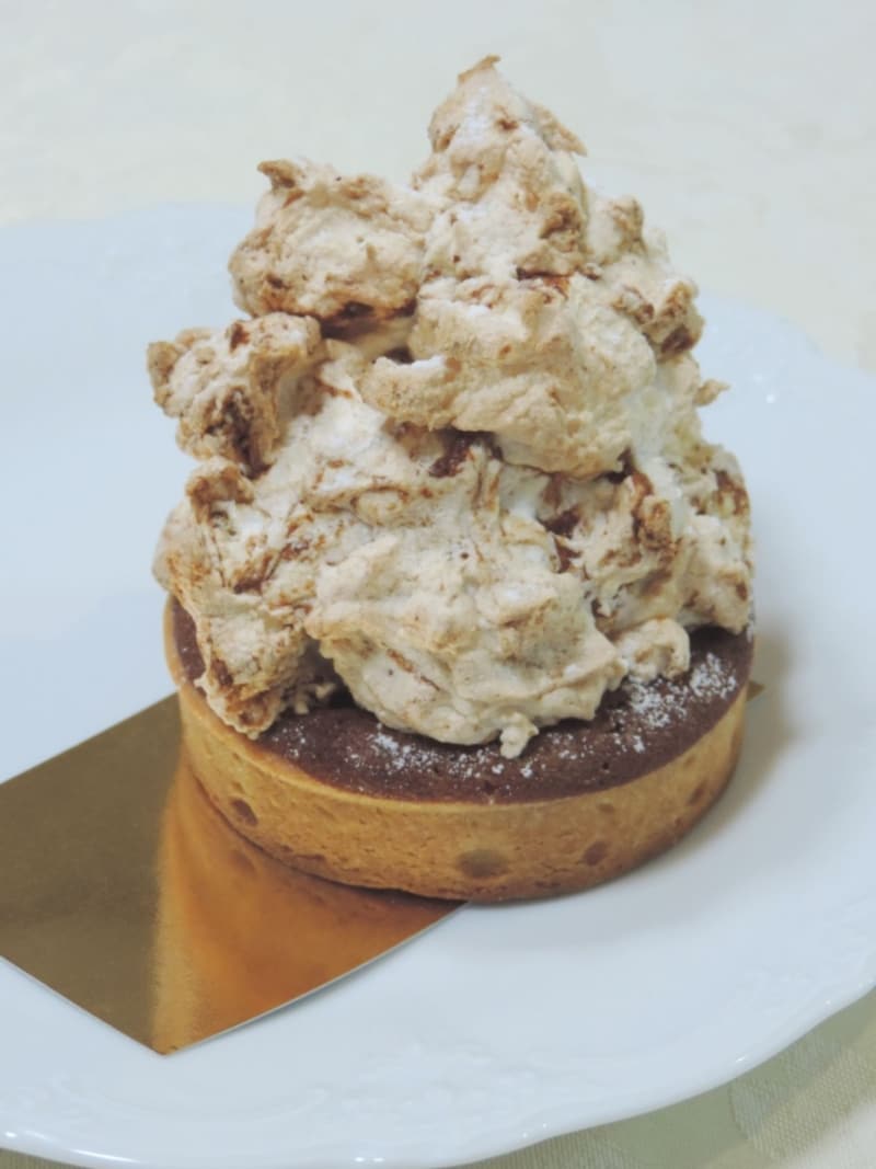 「アヴランシュ・ゲネー」の「タルト リュバーブ フレーズ」(税抜450円)