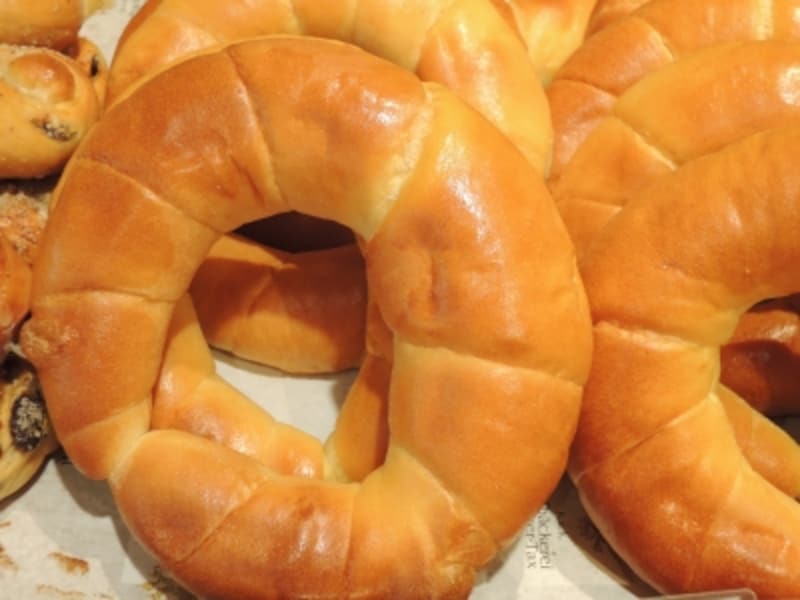 クロワッサンの原型といわれる「キプフェル」（250円）