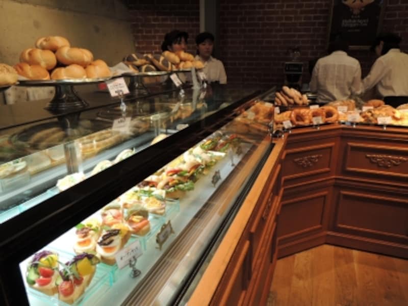 パンやお菓子は赤坂のノイエスから運ばれる