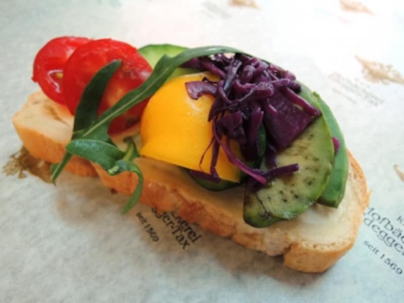 フレッシュな野菜のオープンサンド